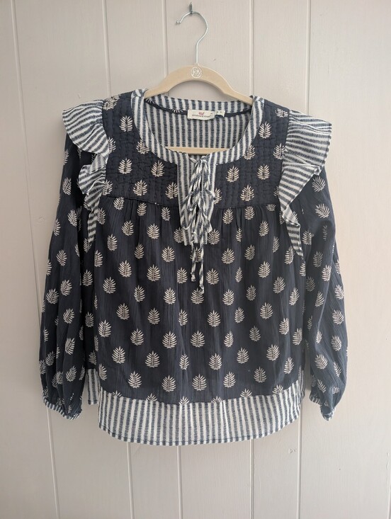 Vineyard Vines Tops - Vineyard Vines Fleur de Leaf Quilted Top